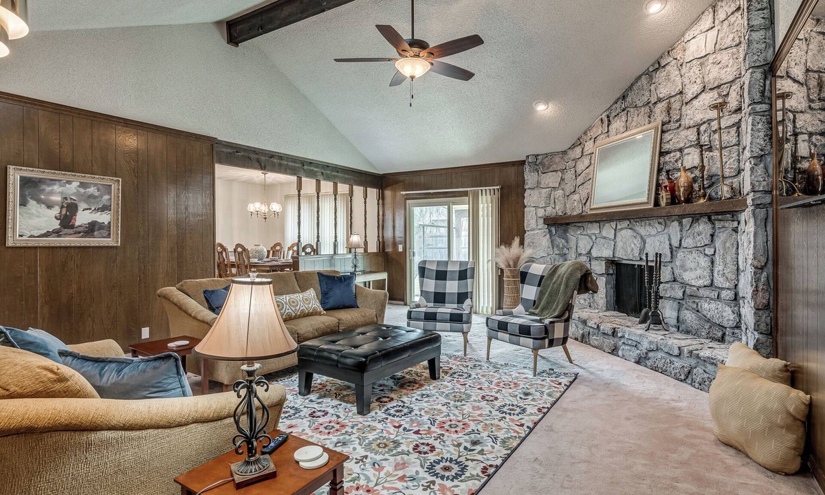 South Tulsa House | Spacious Four Bedroom House in South Tulsa w/Backyard - Close to everything!