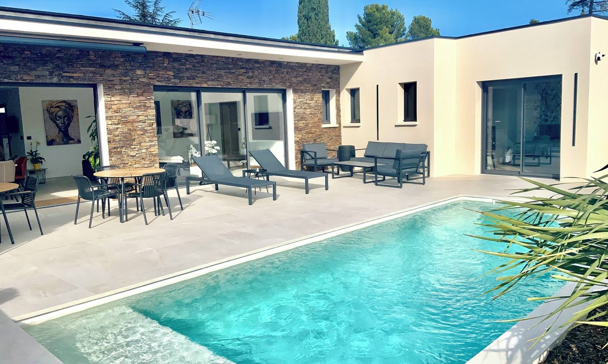 Chateauneuf-de-Gadagne Villa | Spacious and bright villa, private pool, parking