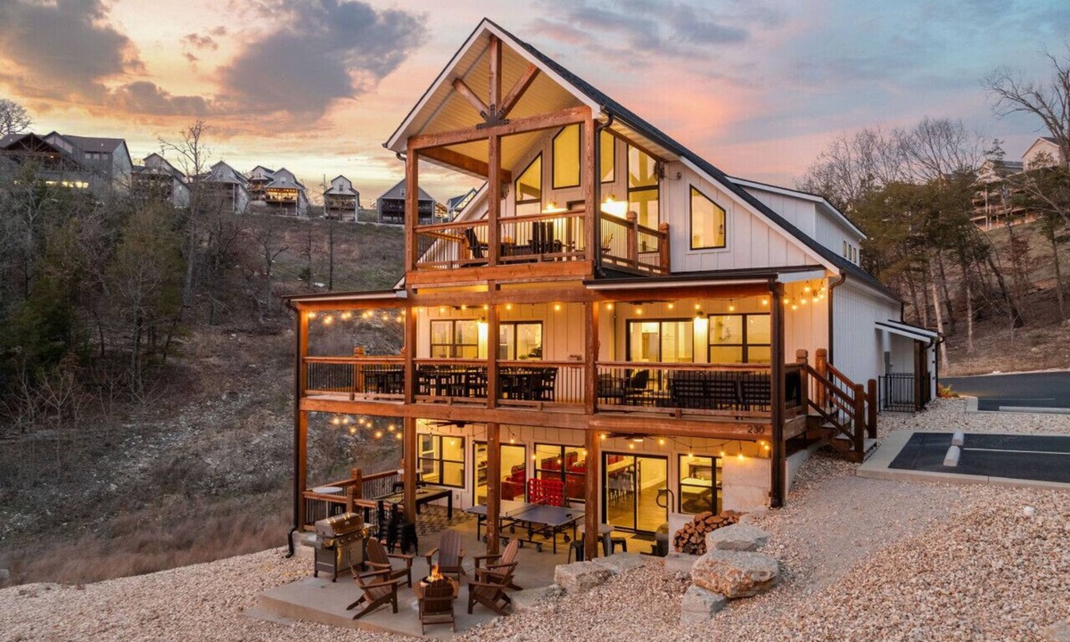 Table Rock House | Spacious & Fun: Hot Tub|Lakeview|Private Driveway|Outdoor Ping Pong & Pool Table