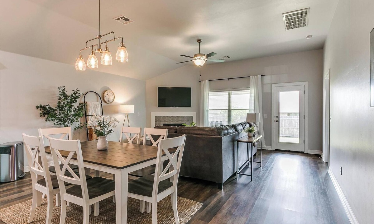 Yukon House | Spacious Furnished 4BR Yukon Home + Backyard