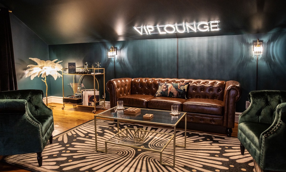 Buffalo House | Spacious! Game room & VIP Lounge, Jungle rm, Bubble Chairs, & Record Player!