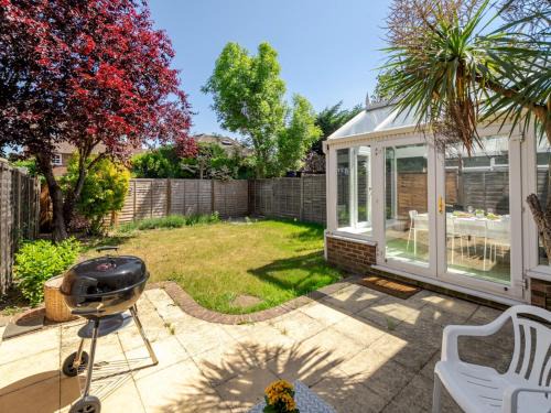Walton-on-Thames House | Spacious, Garden home by Walton Station - Pass the Keys