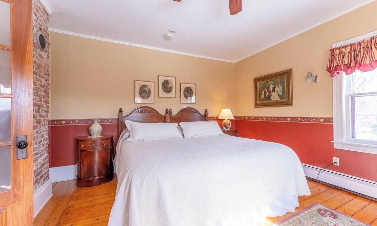 Saint Patrick Cottage | Spacious Garden-View King Suite in 150-Year-Old Manor House
