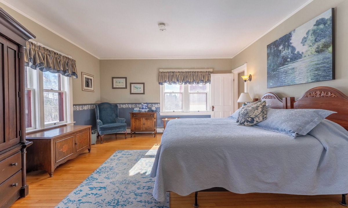 Saint Patrick House | Spacious Garden-View King Suite in 150-Year-Old Manor House