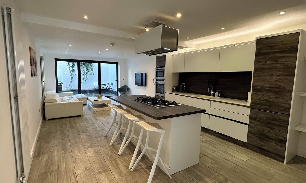 Whitnash House | Spacious 4 Bedroom Town House