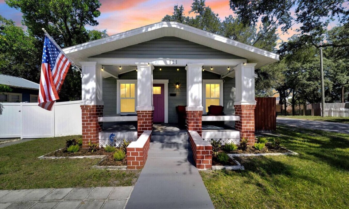 South Seminole Heights House | Spacious Getaway | Cozy & Modern | Backyard Dream