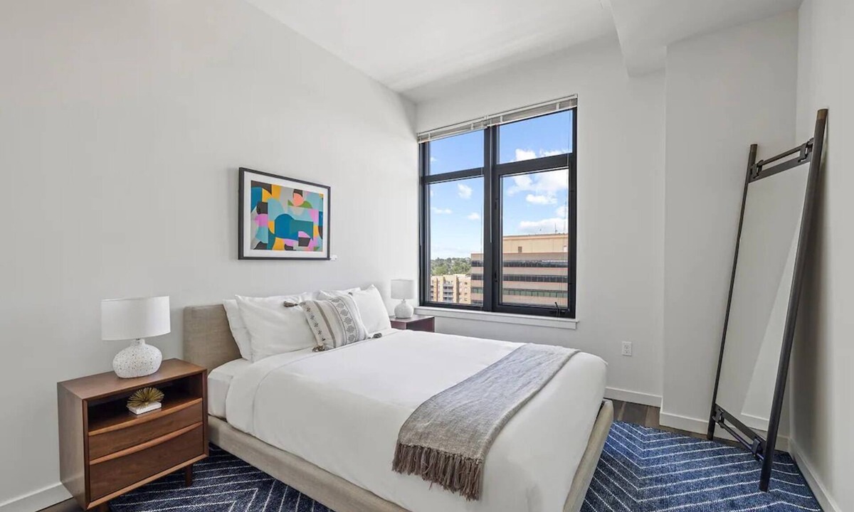 Bluemont Hotel | Spacious Getaway in Arlington Close to National Mall & DC Dining | Rooftop Views