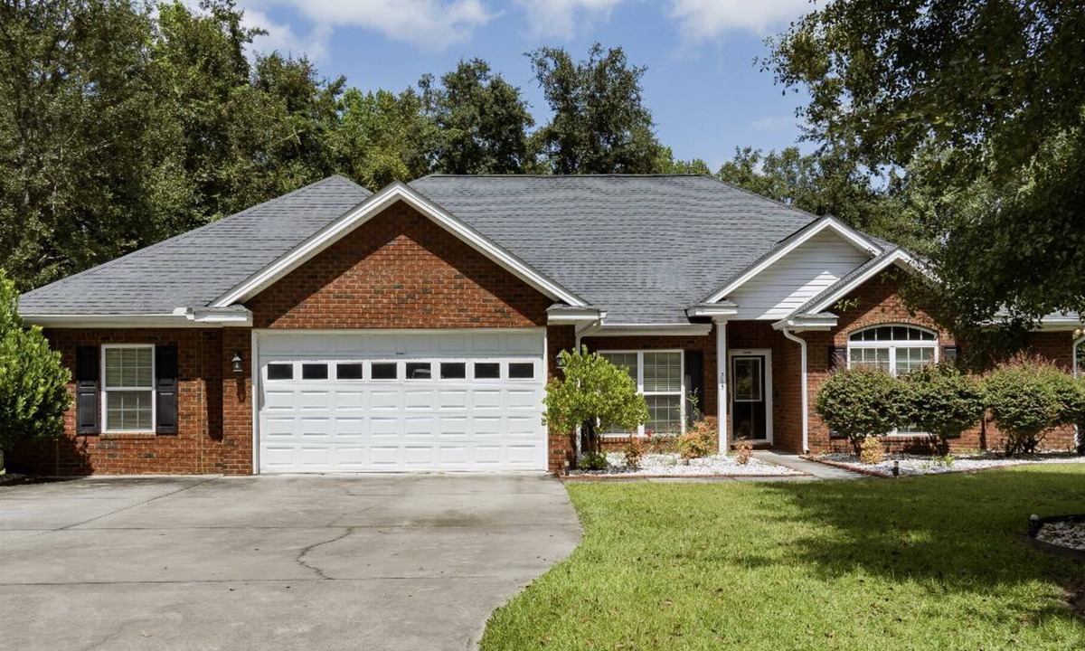 Walthourville House | Spacious Getaway | King Beds | Pool Table|