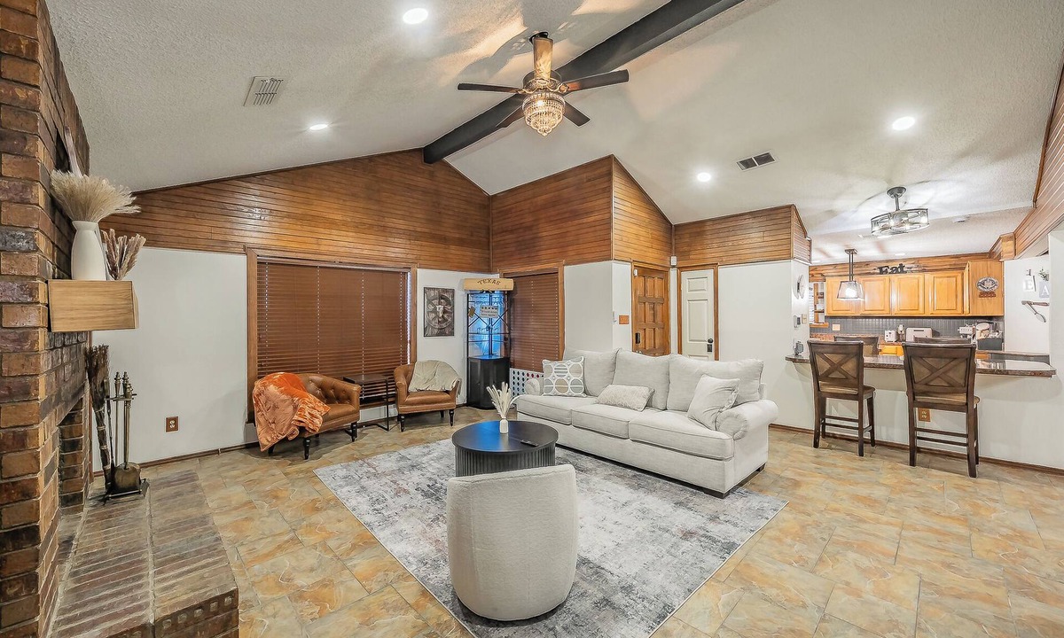 Grand Prairie House | Spacious Getaway w/Private Pool-SLEEPS 15 -Pet Friendly -Close To Everything