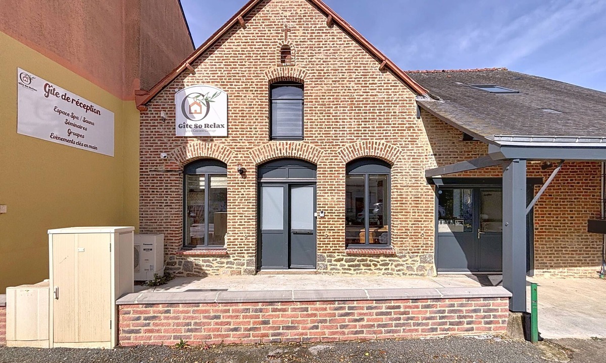 Landean Cottage | Spacious gîte with jacuzzi-sauna area, reception room and terrace with games.