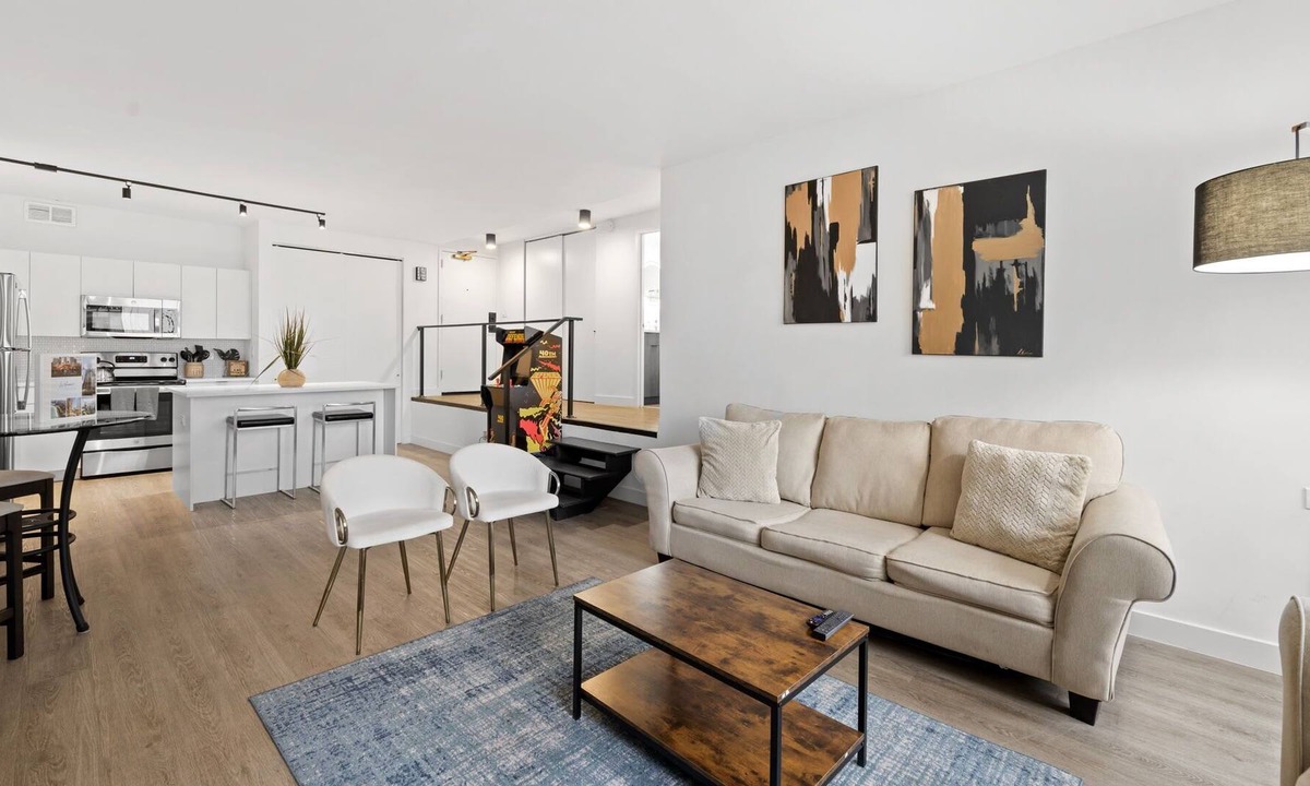 Rush and Division Apartment | ‼️🔆Spacious Gold Coast Apartment | Rooftop Pool🔆‼️