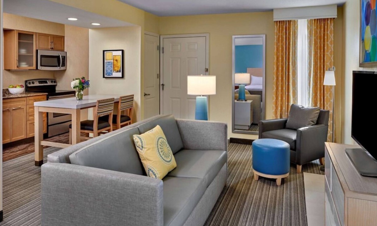 Sharonville House | Spacious Good-Value Accommodation in Cincinnati! Full Kitchen, Pool, FREE Bfast!