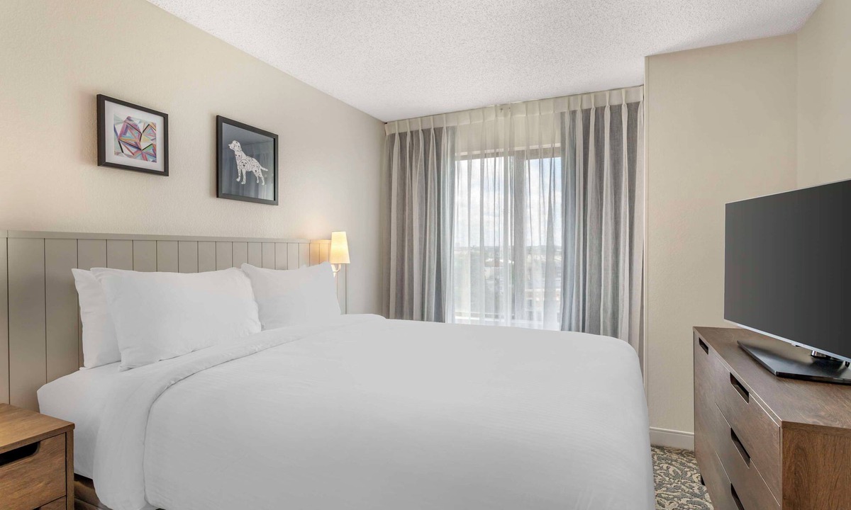 Downtown San Antonio Hotel | Spacious Good-Value Accommodation! 2 Comfortable Units, Free Breakfast