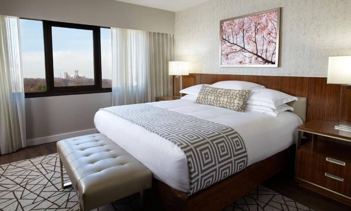 West End House | Spacious Good-Value Accommodation! Parking, Pool, Near Smithsonian Museums