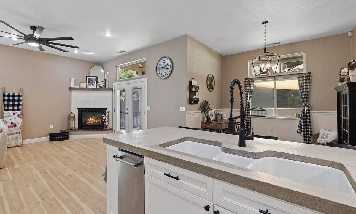 Phoenix Lake-Cedar Ridge House | Spacious-Gourmet Kitchen-Luxe King Bed-Ping Pong-Arcade