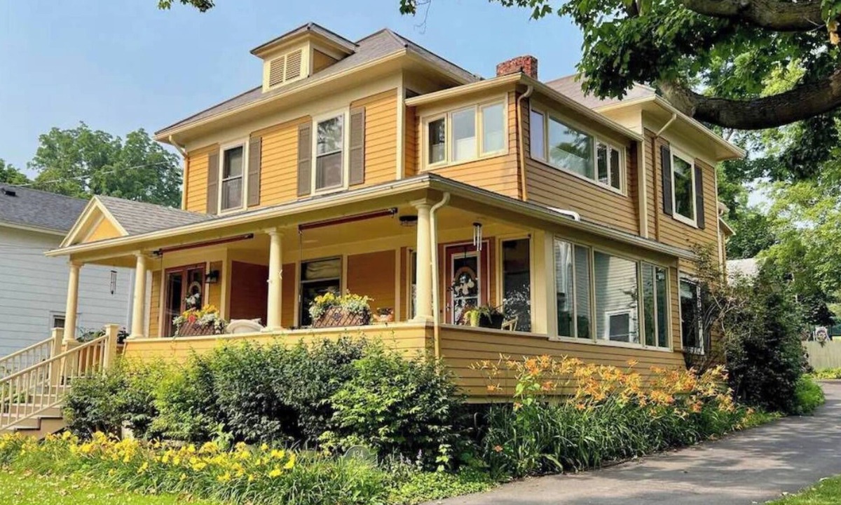 Town of Ledyard House | SPACIOUS,GRACIOUS HOME ACROSS FROM THE INNS