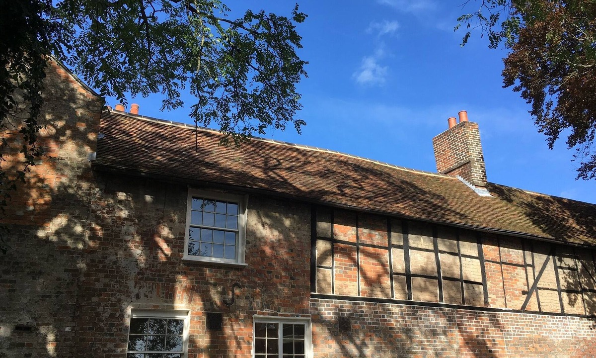 Marlborough House | Spacious Grade 2 Listed home - central Marlborough - free parking