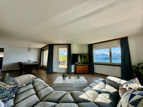 Oberhofen am Thunersee House | Spacious house for 11 persons with hot tub and fully equipped kitchen