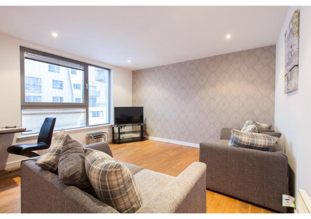 Newhaven Apartment | Spacious Harbour Flat W/View for 4 in Newhaven