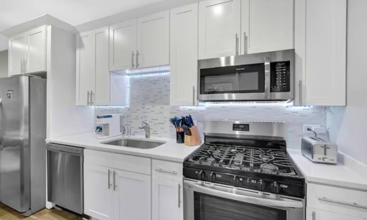 Oak Park Apartment | Spacious Haven /8-Min to Chicago /Sleeps 10