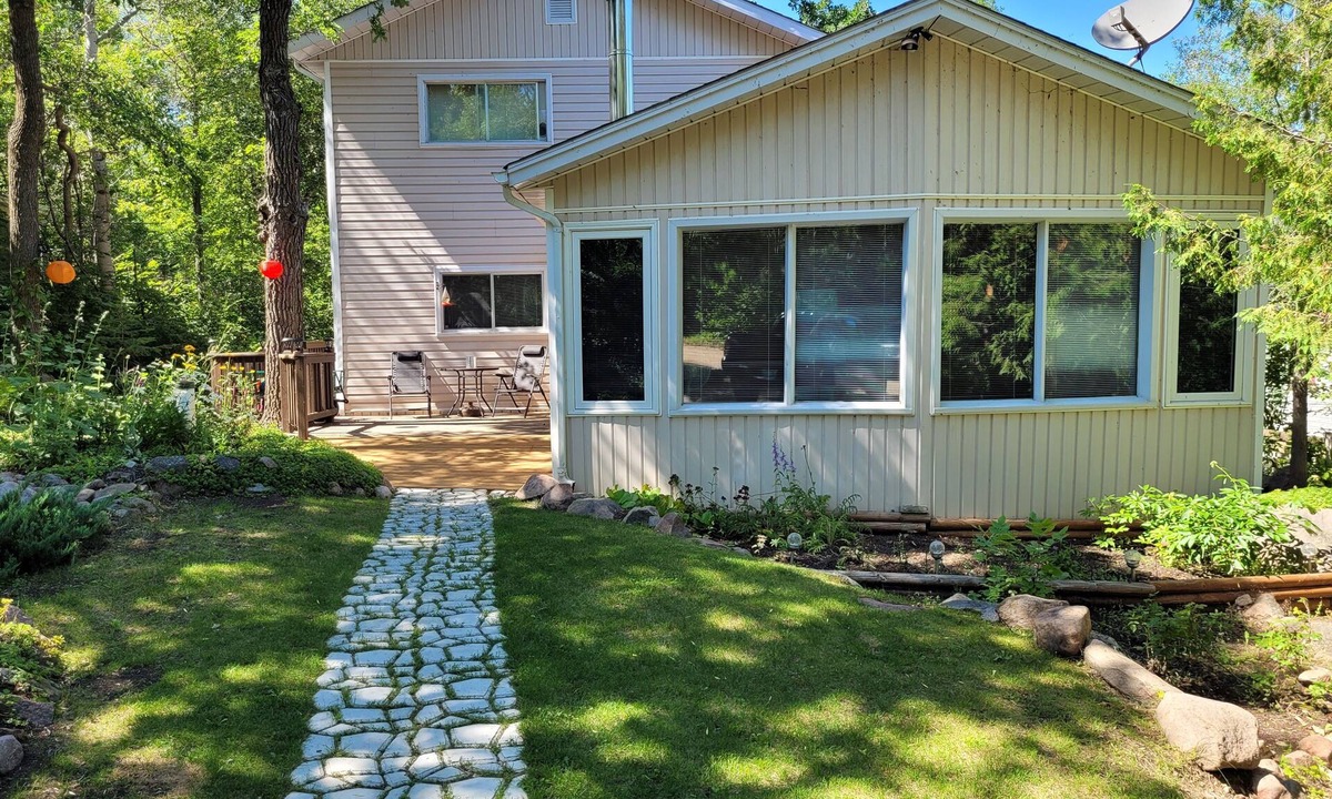Grand Beach Cottage | Spacious Hillstone Lakehouse