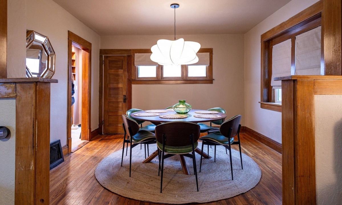 Des Moines House | Spacious historic 4-bedroom house in marvelous Des Moines with AC, WiFi