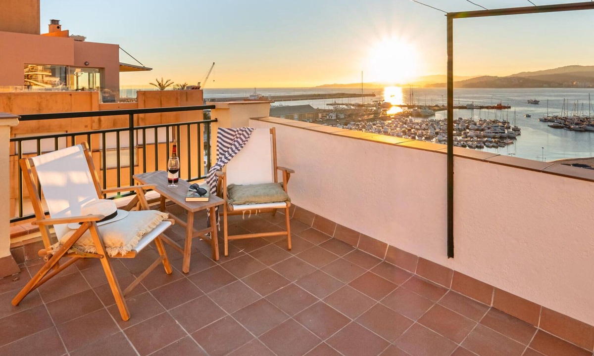 Palamos House | Spacious Historic House in Palamós Old Town - Sleeps 10
