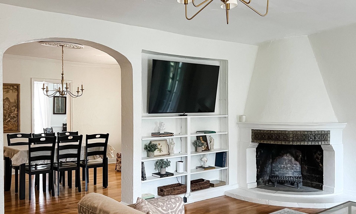 Central Gardens House | Spacious Historic Midtown Memphis Chateau "Guest House"-Minutes from Everything