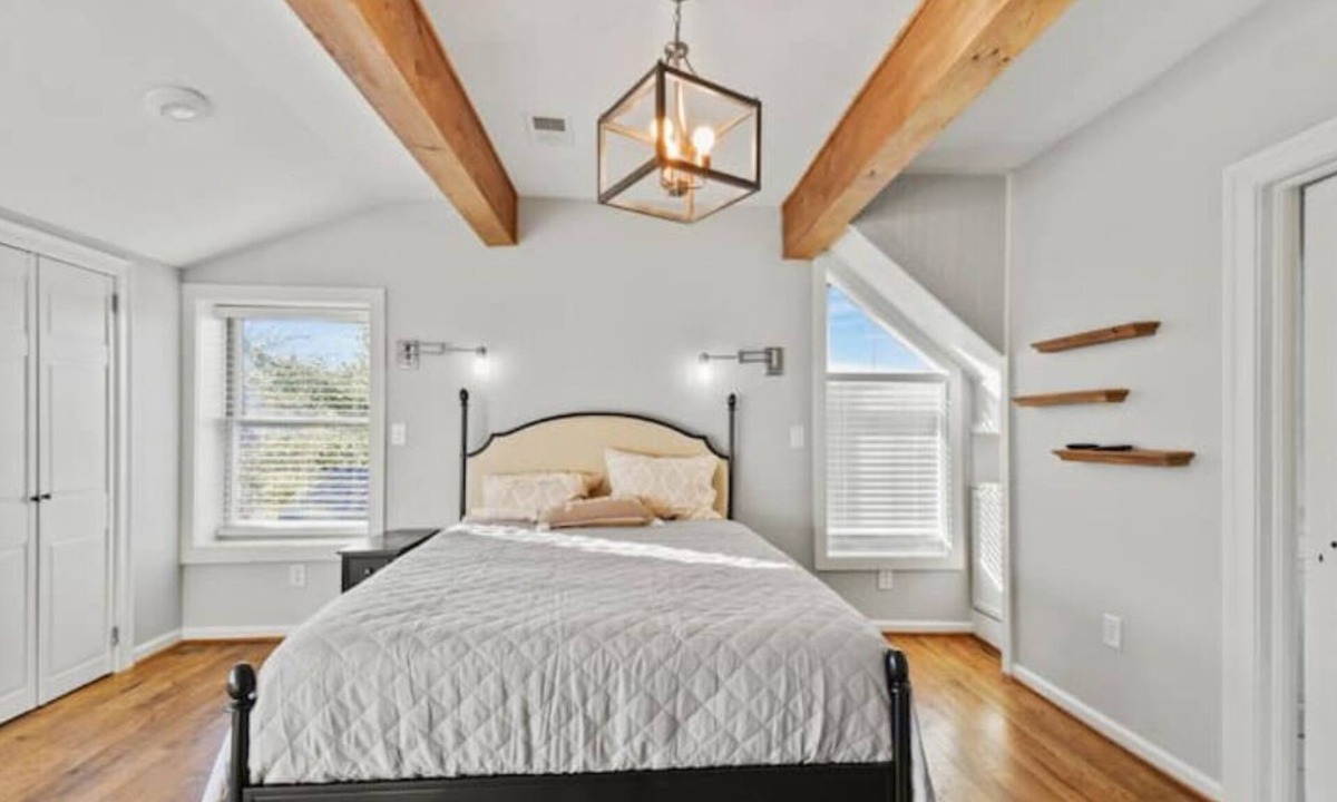 Strasburg House | Spacious Historical Manor