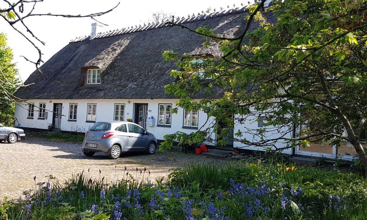 Kegnæshøj House | Spacious holiday apartment in a thatched country house - including underfloor heating
