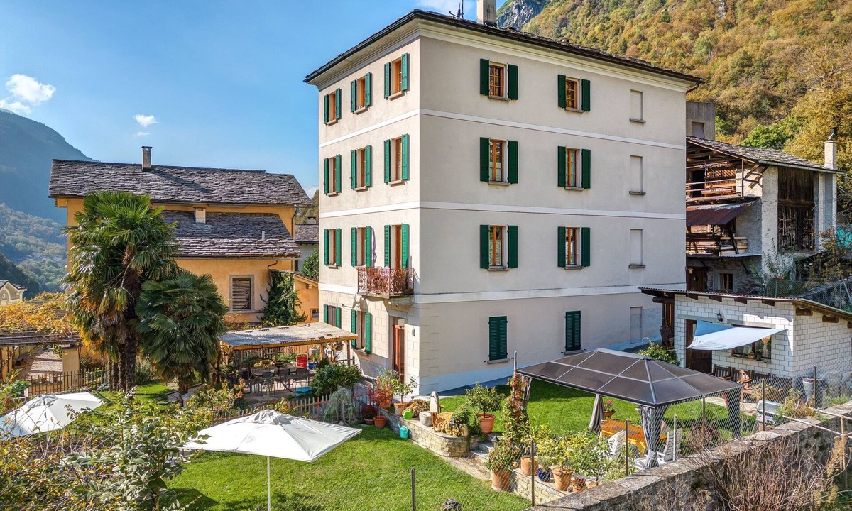 Castasegna Apartment | Spacious holiday flat