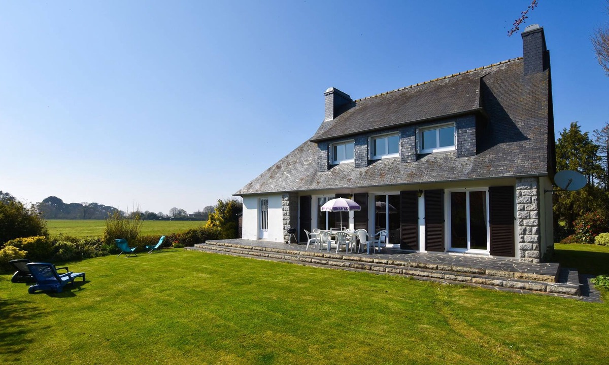 Plouigneau House | Spacious holiday home with private garden