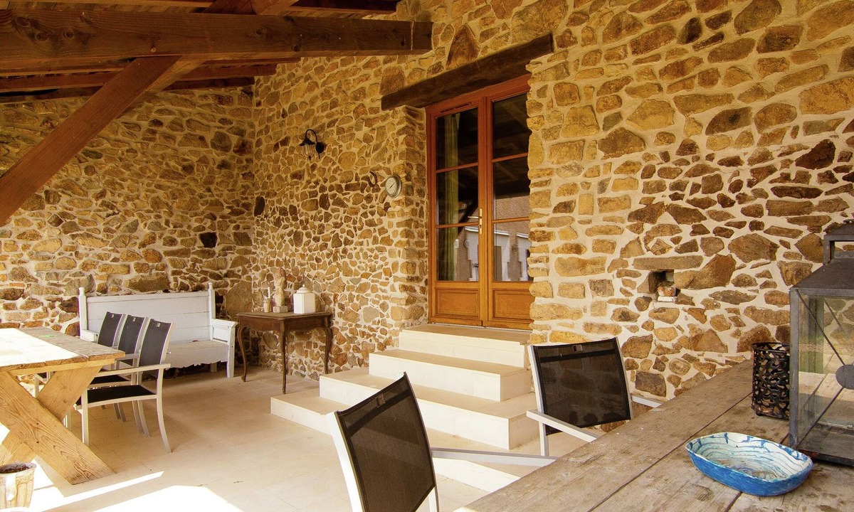 Roussines Cottage | Spacious holiday home with heated pool.