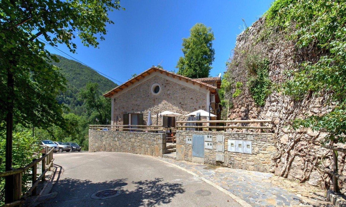 Ogassa Cottage | Spacious holiday home in Cataluña with garden
