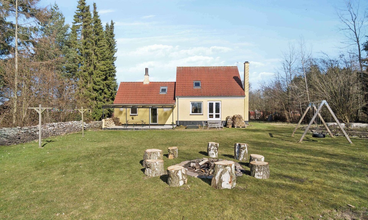 Nexø Villa | Spacious holiday home on a large natural plot
