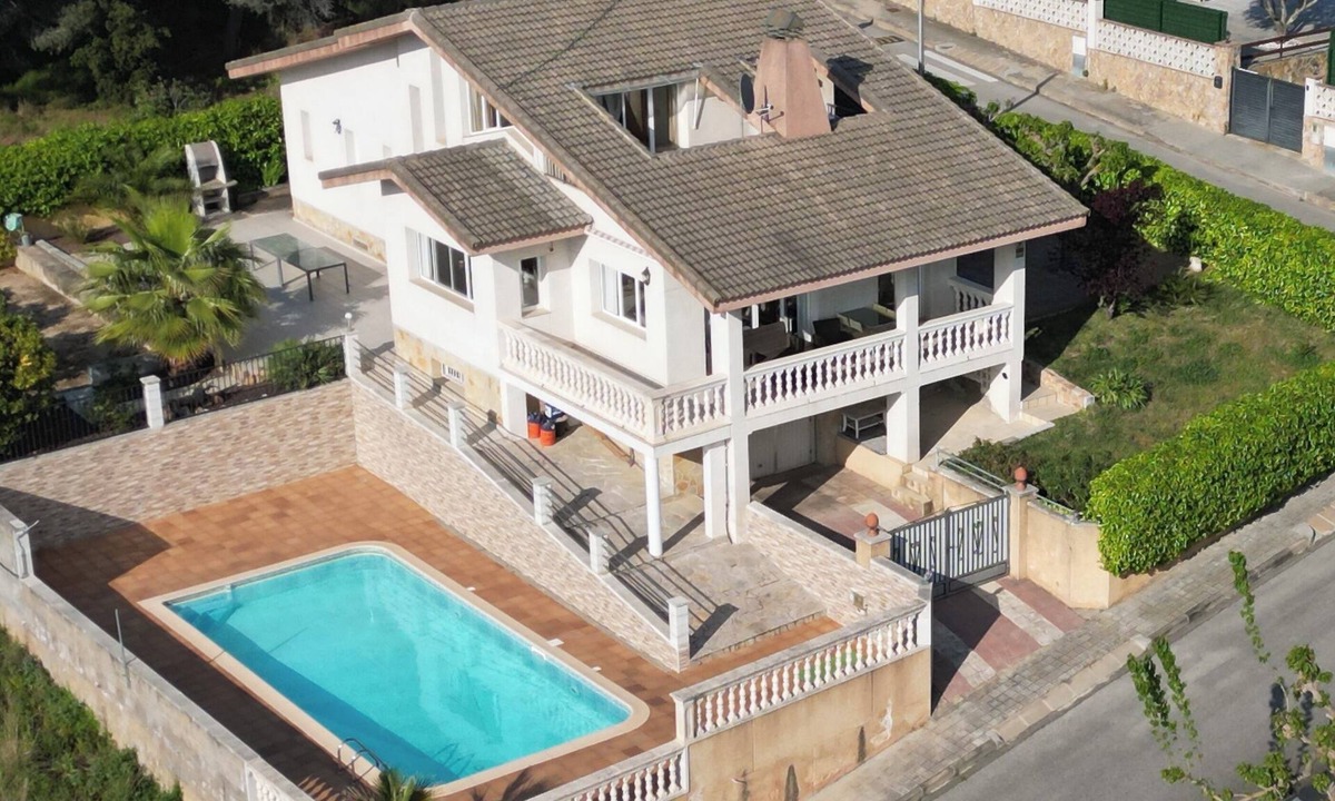 Tordera House | Spacious Holiday Villa in Tordera , 12 people with gr. Pool, only 10 minutes to the beach
