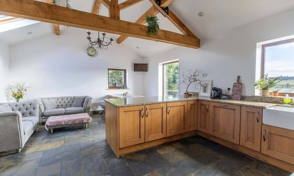 Holmfirth House | Spacious Holmbridge Home with Rolling Hill Views