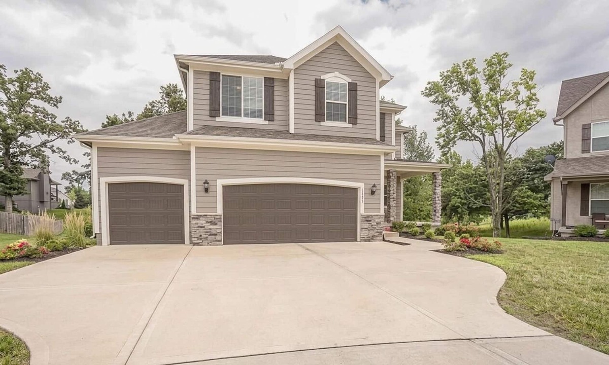 Blue Springs House | Spacious Home 13 miles from the stadium. 4 bedrooms 2.5 bathrooms 3 car garage.
