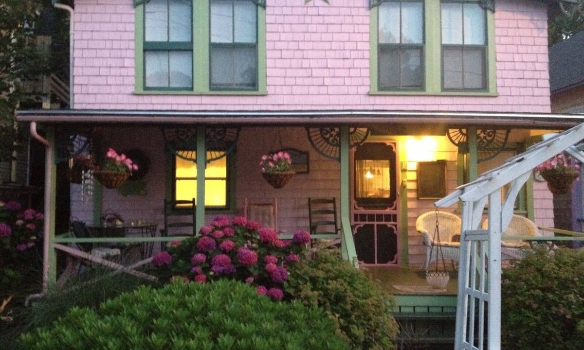 Circuit Avenue Cottage | Spacious Home - 1500 ft from Beach & Circuit Ave