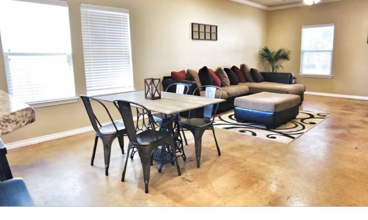 Wellborn House | Spacious Home - 4 bd/4 bth - Mins from Kyle Field