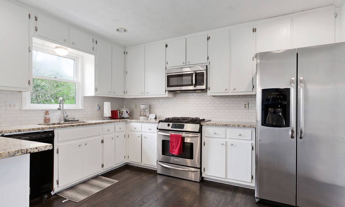 Snellville House | Spacious Home (5 beds/3.5B) in Lilburn