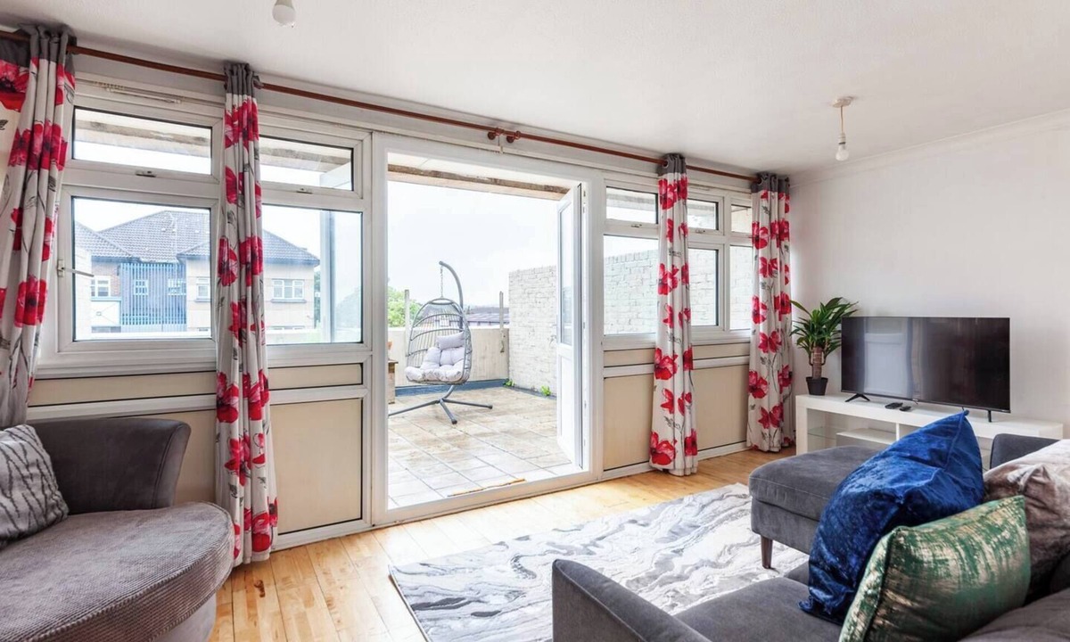 Waltham Abbey Apartment | Spacious Home by Lee Valley Rafting Waltham Cross