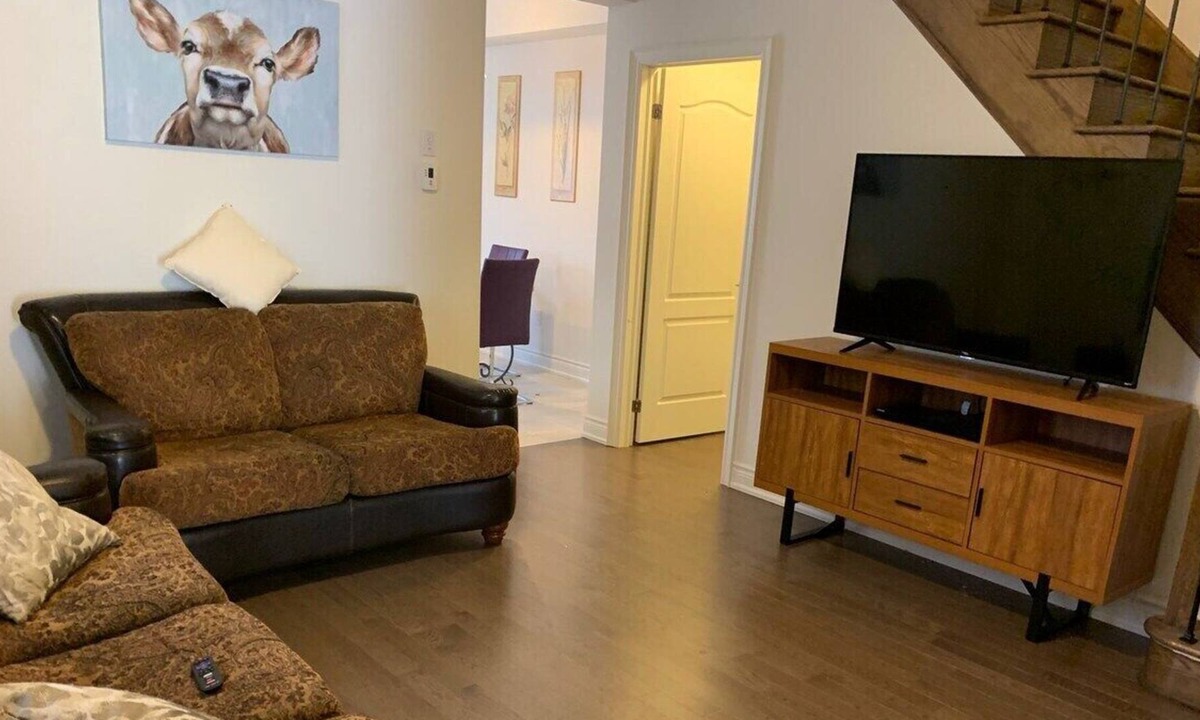 Sharon House | Spacious Home In Great Area Near Hwy 404