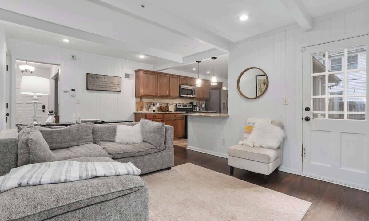 Nall Hills House | Spacious Home Families Sleeps9 Easy HWY Access