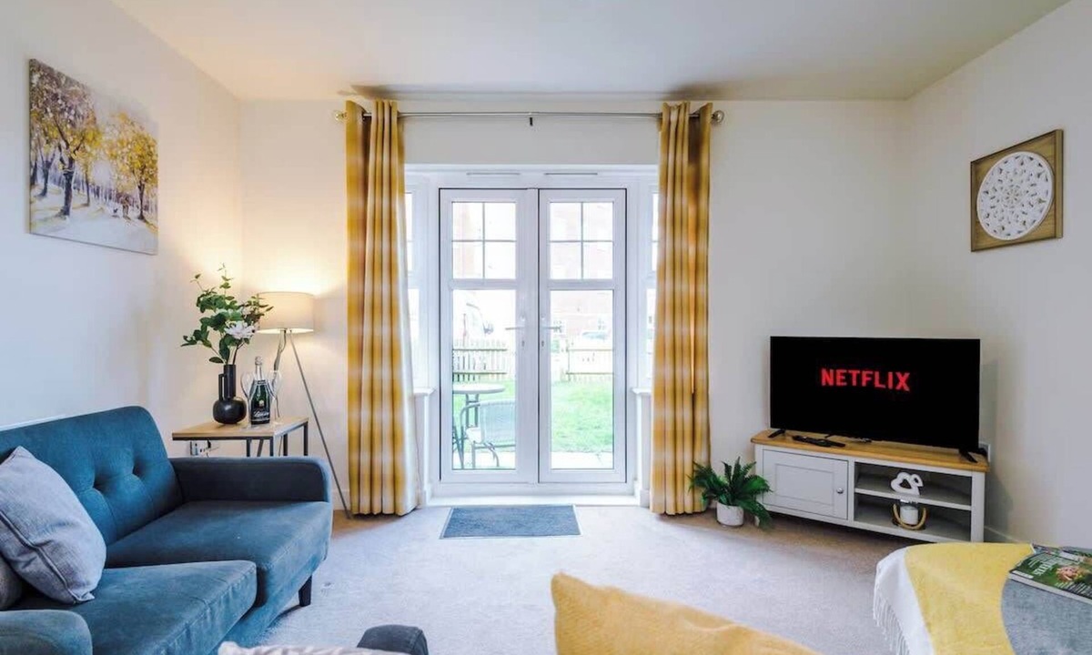 Crewe Condo | Spacious home, ideal for professionals, sleeps 8!