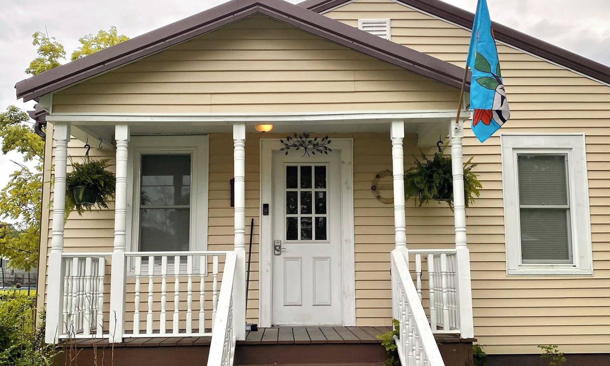 Summerlee House | Spacious home in quiet neighborhood. Fenced yard. Easy access to attractions.