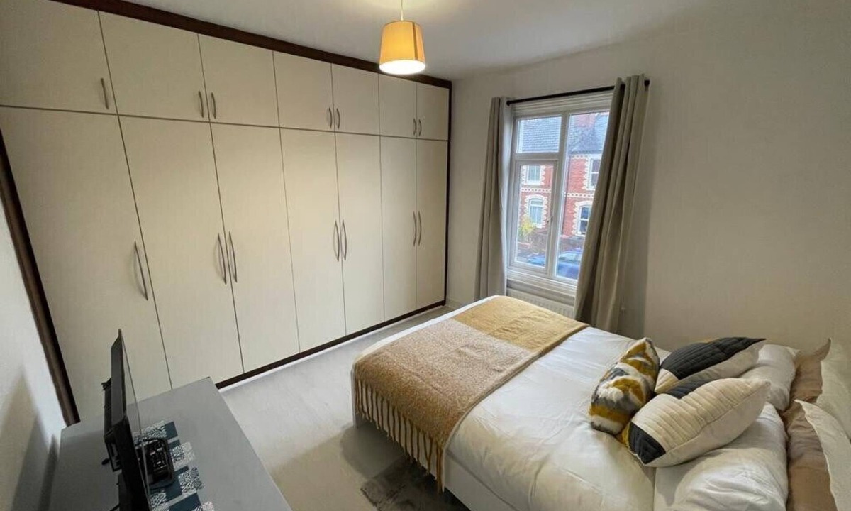 Reading House | Spacious Home in Town Centre with Parking