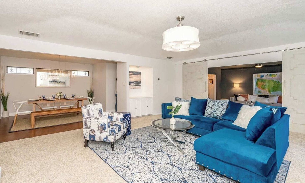 Royal Ridge House | Spacious Home Minutes From Everything - sleeps 10