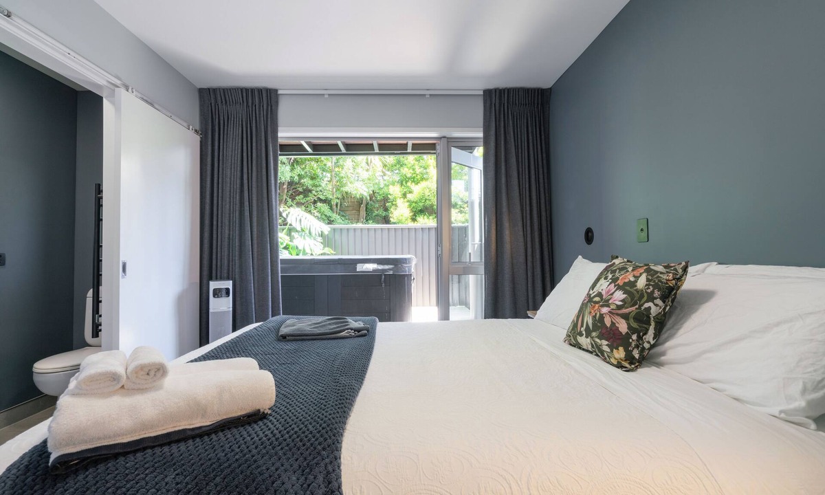 Parnell Apartment | Spacious Home Near CBD | SPA Pool | Parking | 3BR