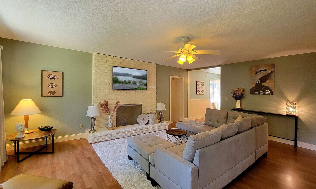 Gold Hill House | Spacious Home on Rogue River | Sleeps 10 | Soaking Tub